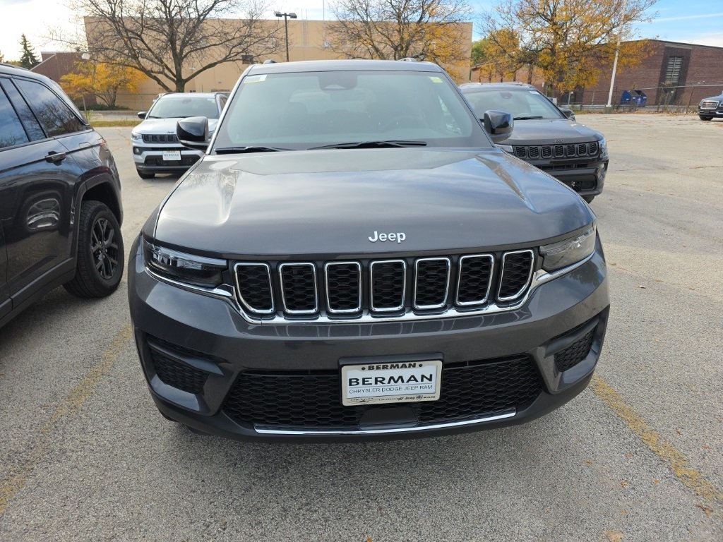 2025 Jeep Grand Cherokee Laredo photo 2
