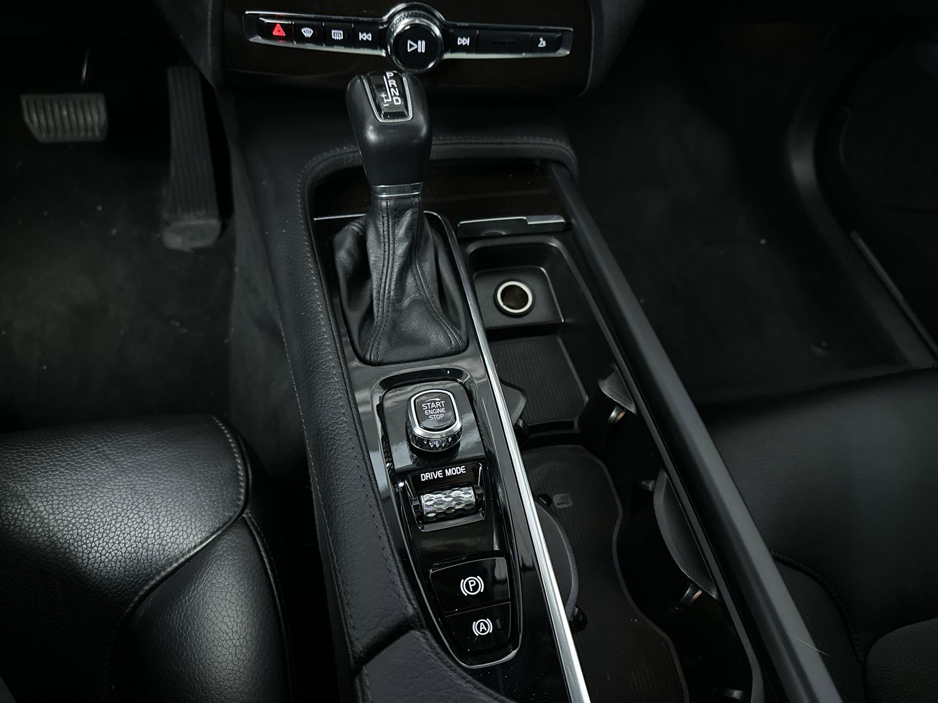 Used 2018 Onyx Black Metallic Volvo Momentum image 22