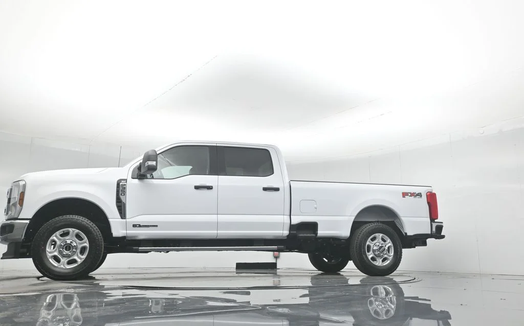 New 2026 Oxford White Ford XLT image 7
