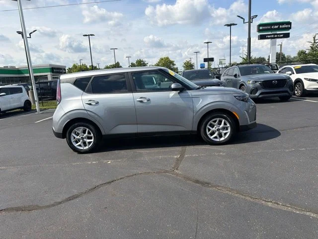 Used 2025  Kia LX image 5