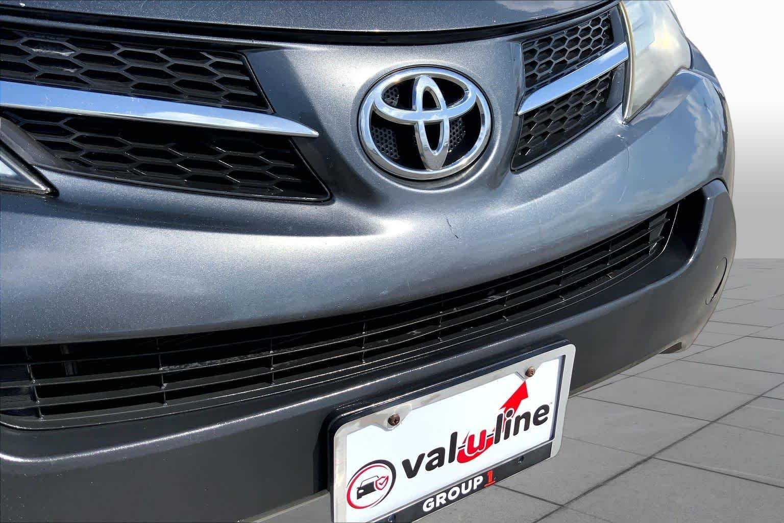 Used 2015 Magnetic Gray Metallic Toyota XLE image 28