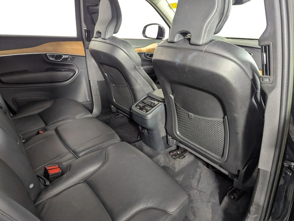 Used 2023 Black Volvo B6 Plus 7-Seater image 36