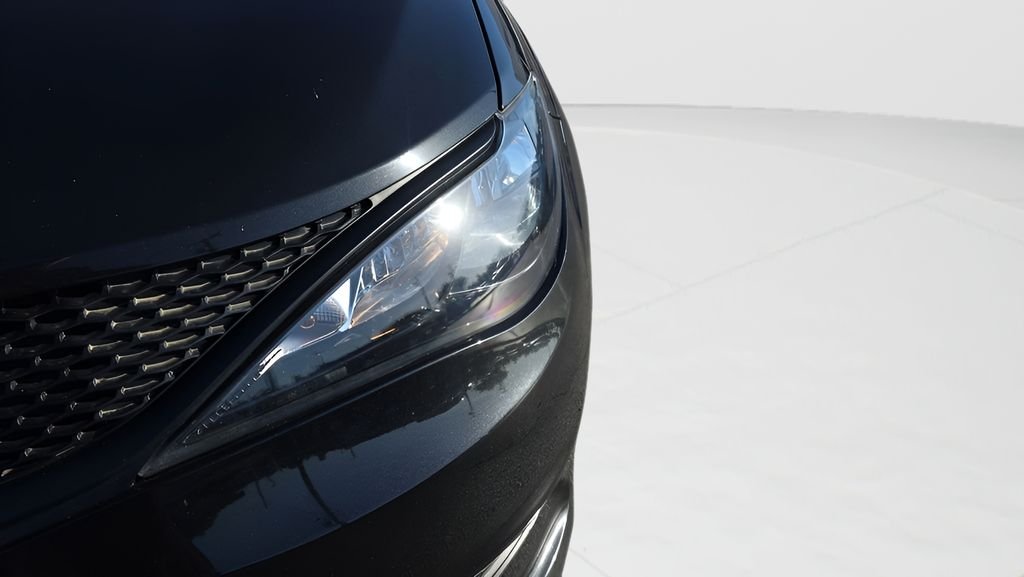 Used 2023 Black Chrysler LX image 27