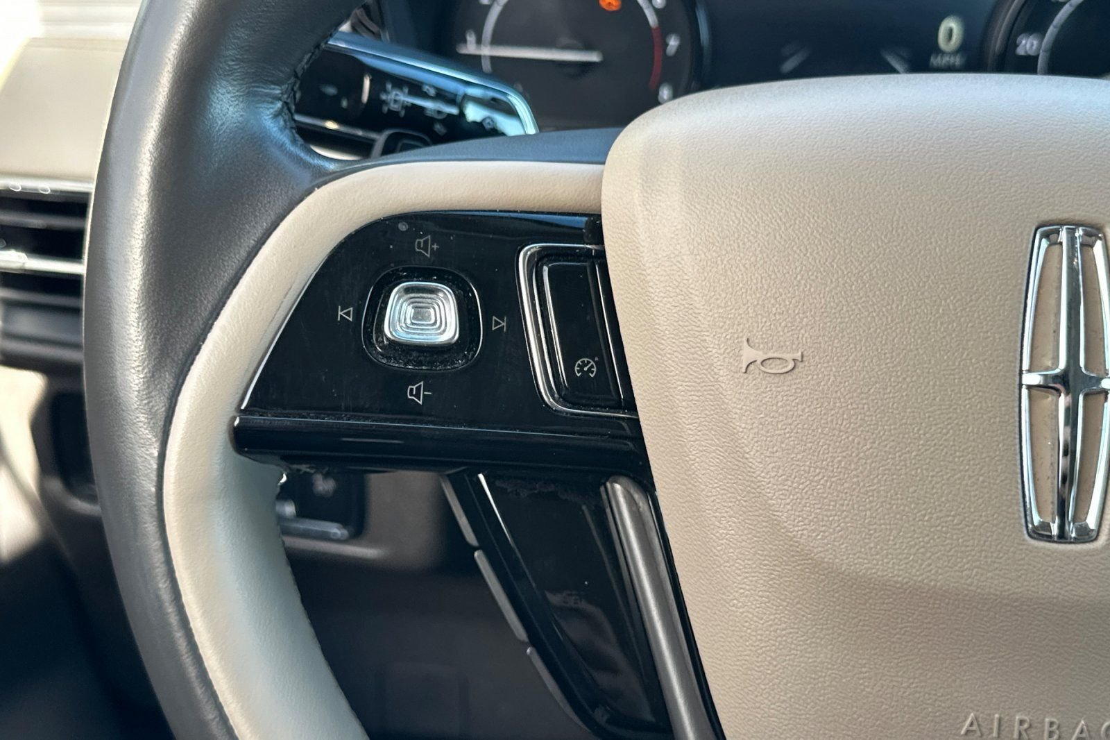 Used 2022 White Lincoln Standard image 26