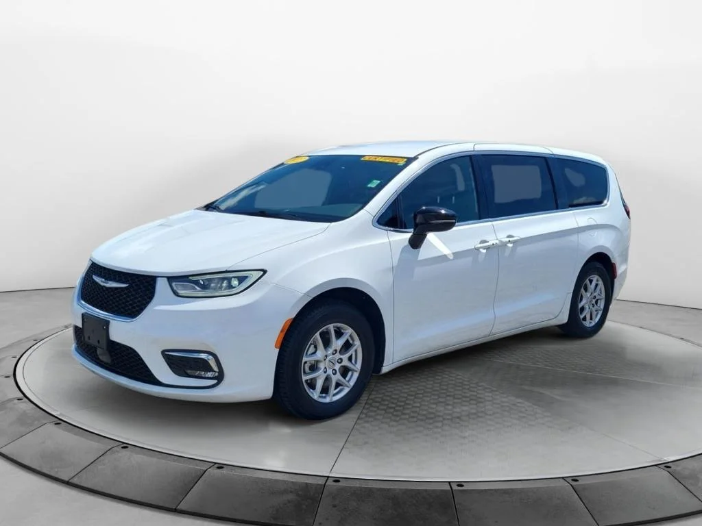 Used 2025 Bright White Clearcoat Chrysler Select image 1