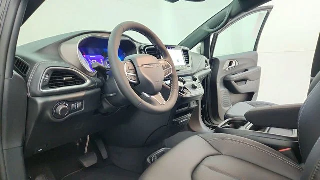 New 2027 Diamond Black Crystal Pearl-Coat Exterior Paint Chrysler Select image 17