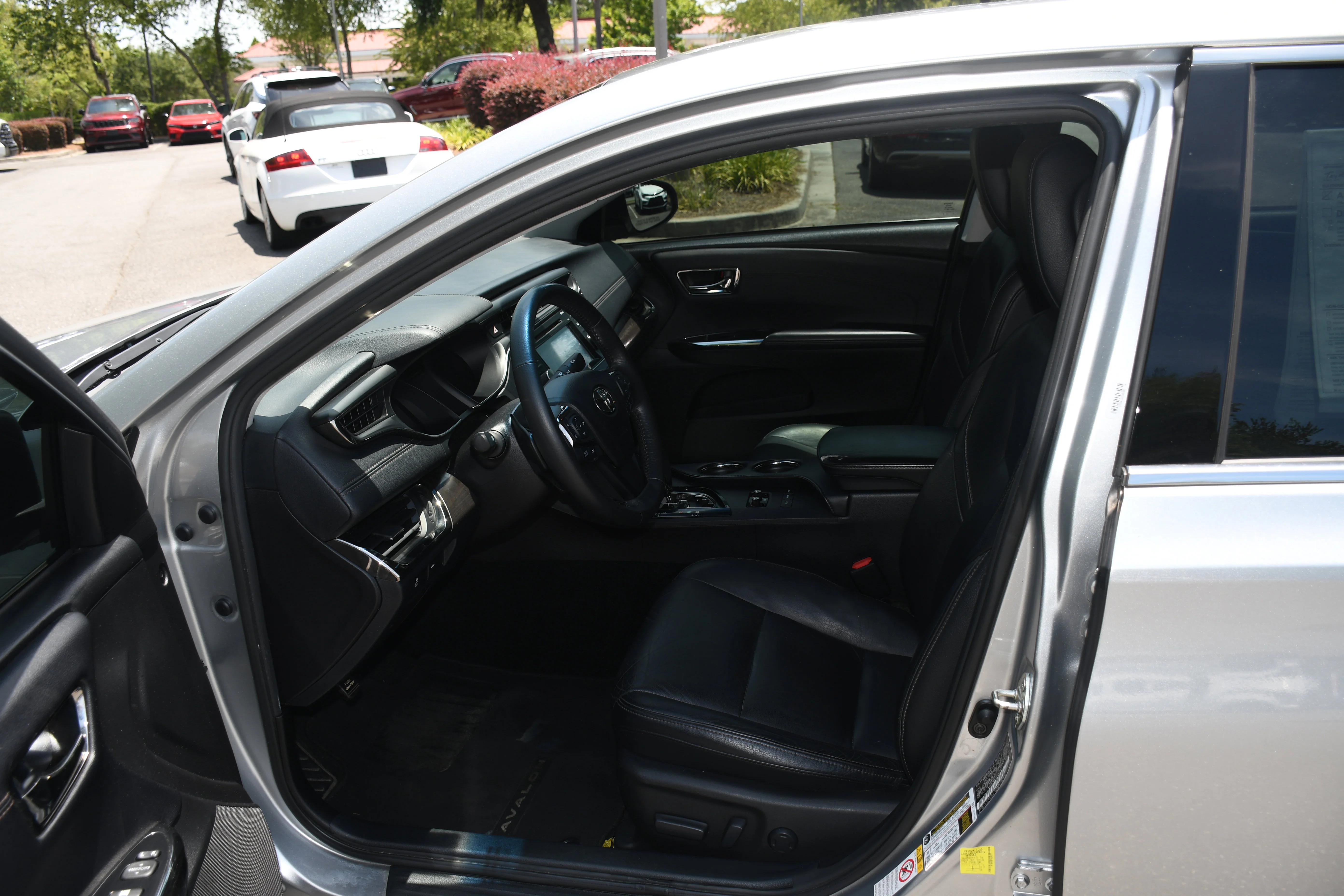 Used 2018 Silver Toyota XLE image 7