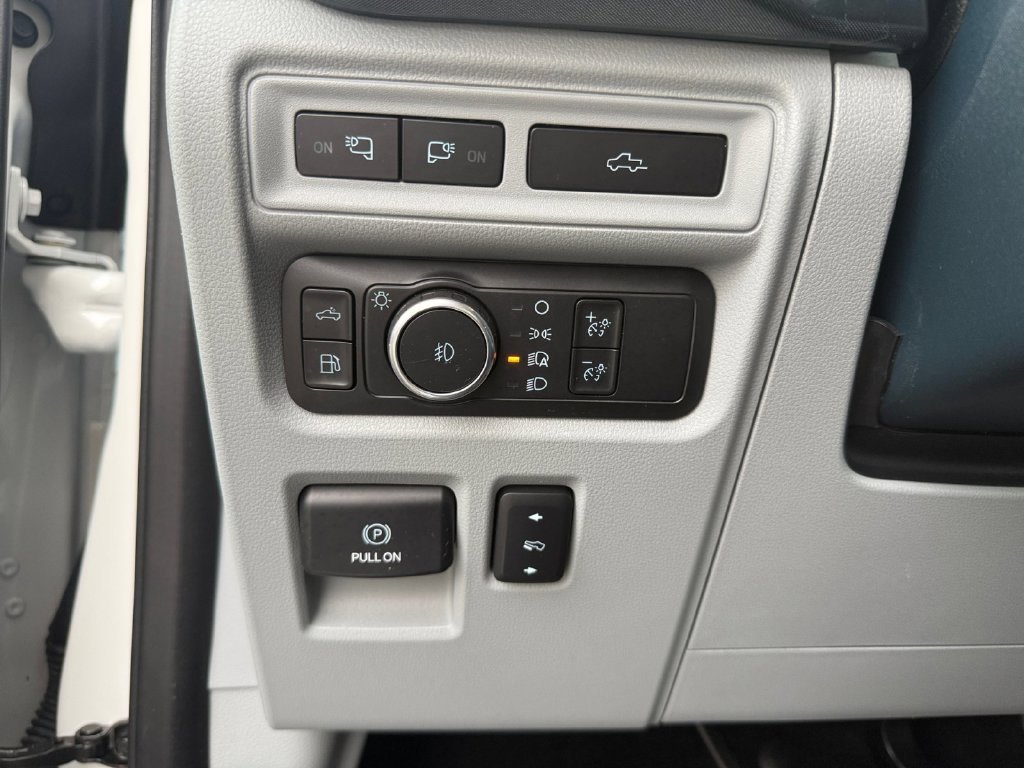 Used 2022 White Ford  image 25