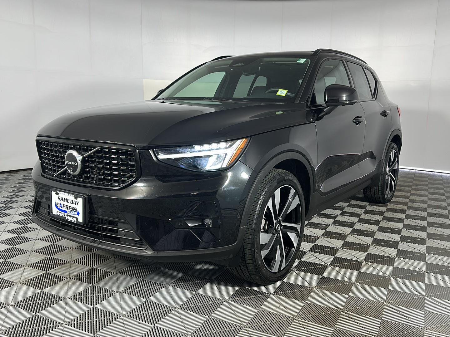Used 2024 Onyx Black Metallic Volvo Plus Dark Theme image 3