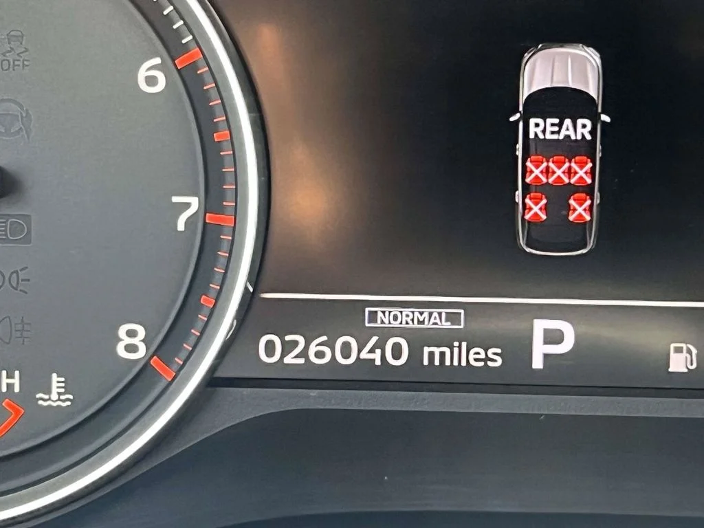 Used 2025 Gray Mitsubishi SE image 22