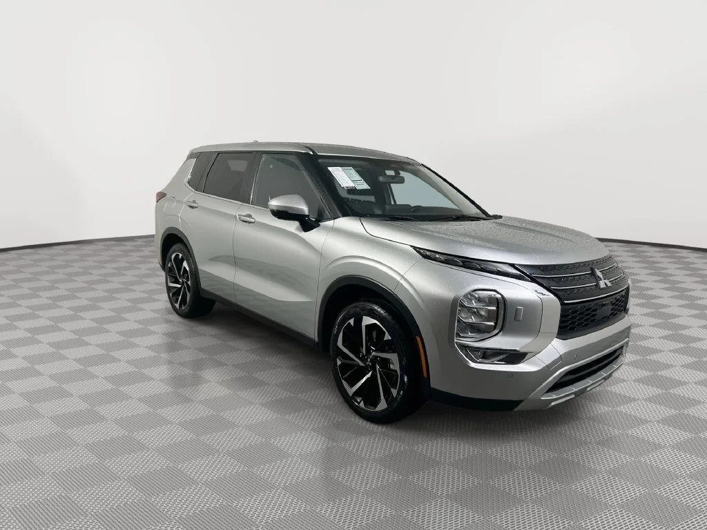 Used 2024 Black Mitsubishi SE image 2
