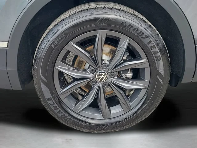 Used 2024 Gray Volkswagen SE image 35