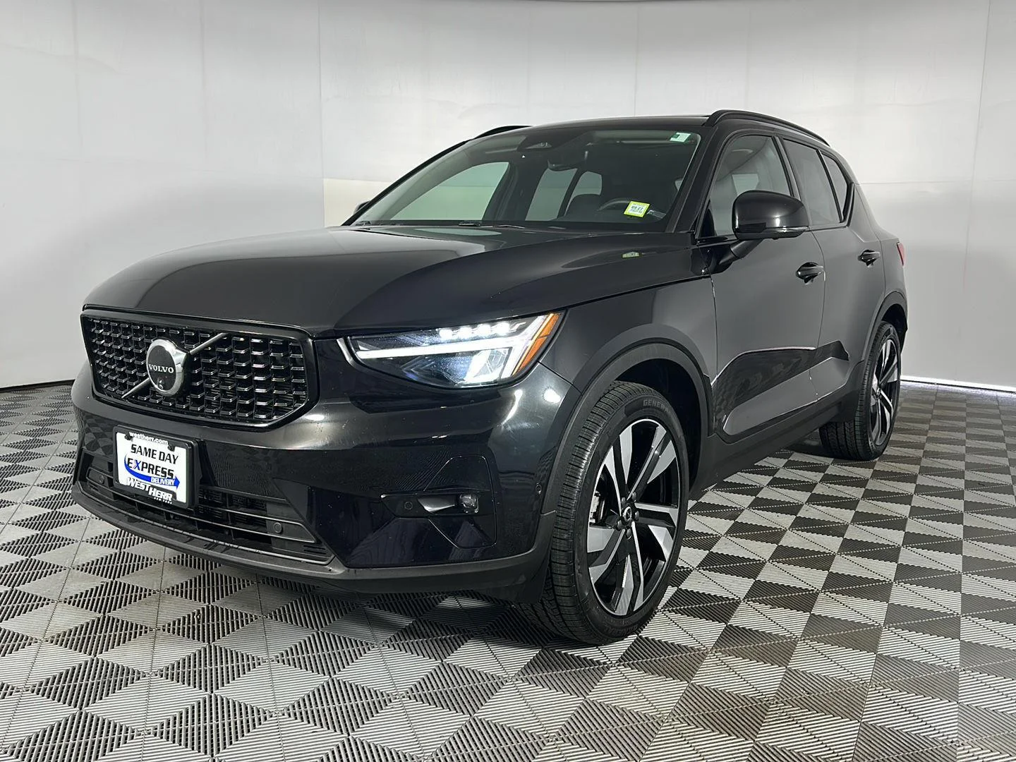 Used 2024 Onyx Black Metallic Volvo Plus Dark Theme image 3