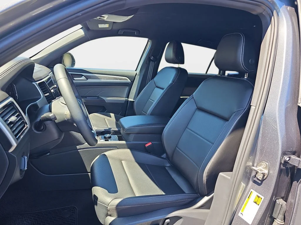 Used 2023  Volkswagen 2.0T SE w/Technology image 18