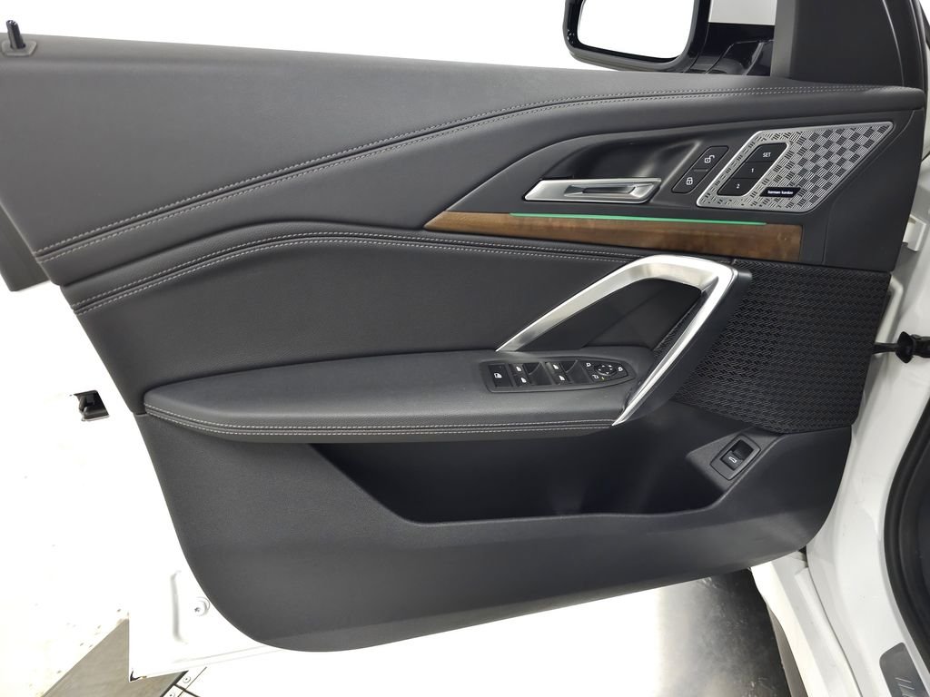 Used 2023 White Metallic BMW xDrive28i image 12