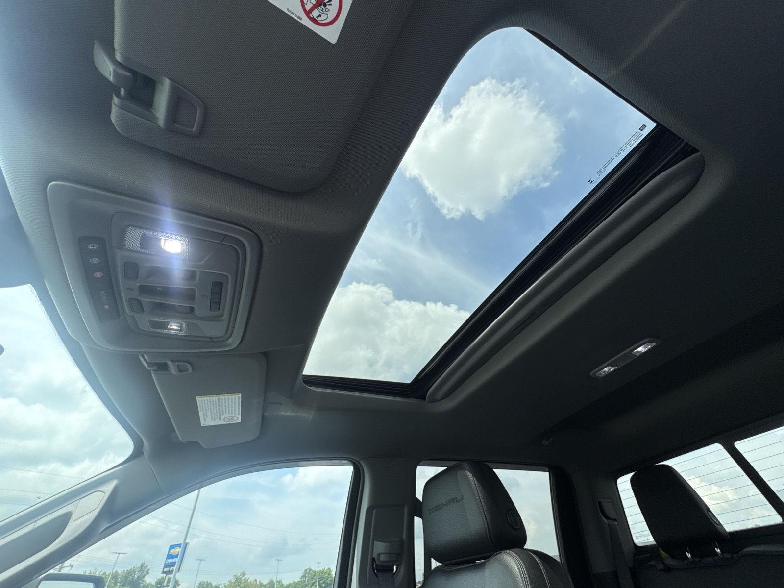 Used 2023 White Frost Tricoat GMC Denali image 28