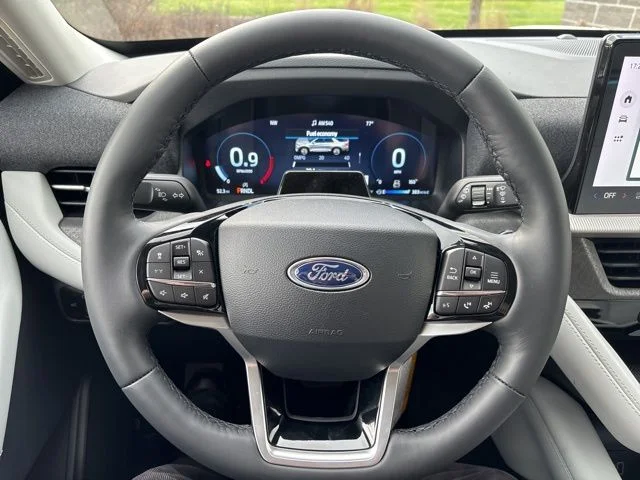 New 2026 Star White Metallic Tri-Coat Ford Platinum™ image 17