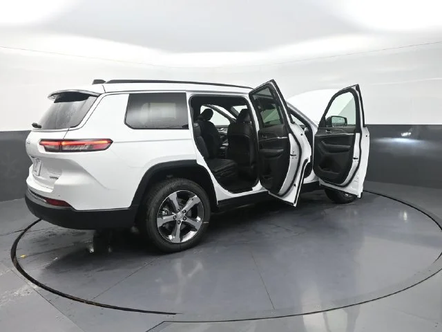 New 2026 Bright White Clear-Coat Exterior Paint Jeep Limited image 38
