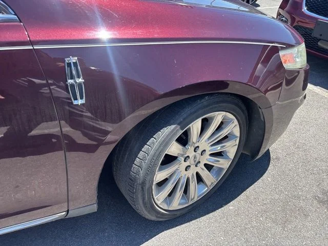 Used 2011 Red Lincoln Base image 18