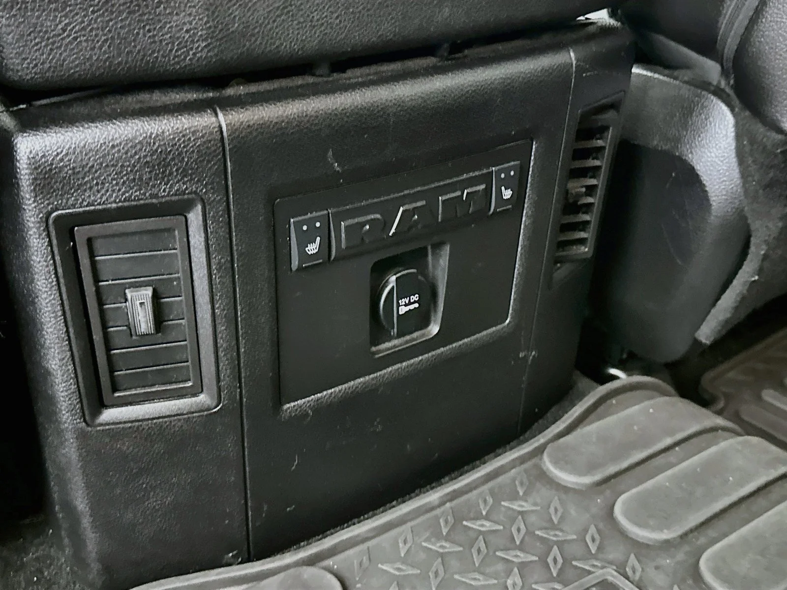 Used 2015  Ram Laramie image 28