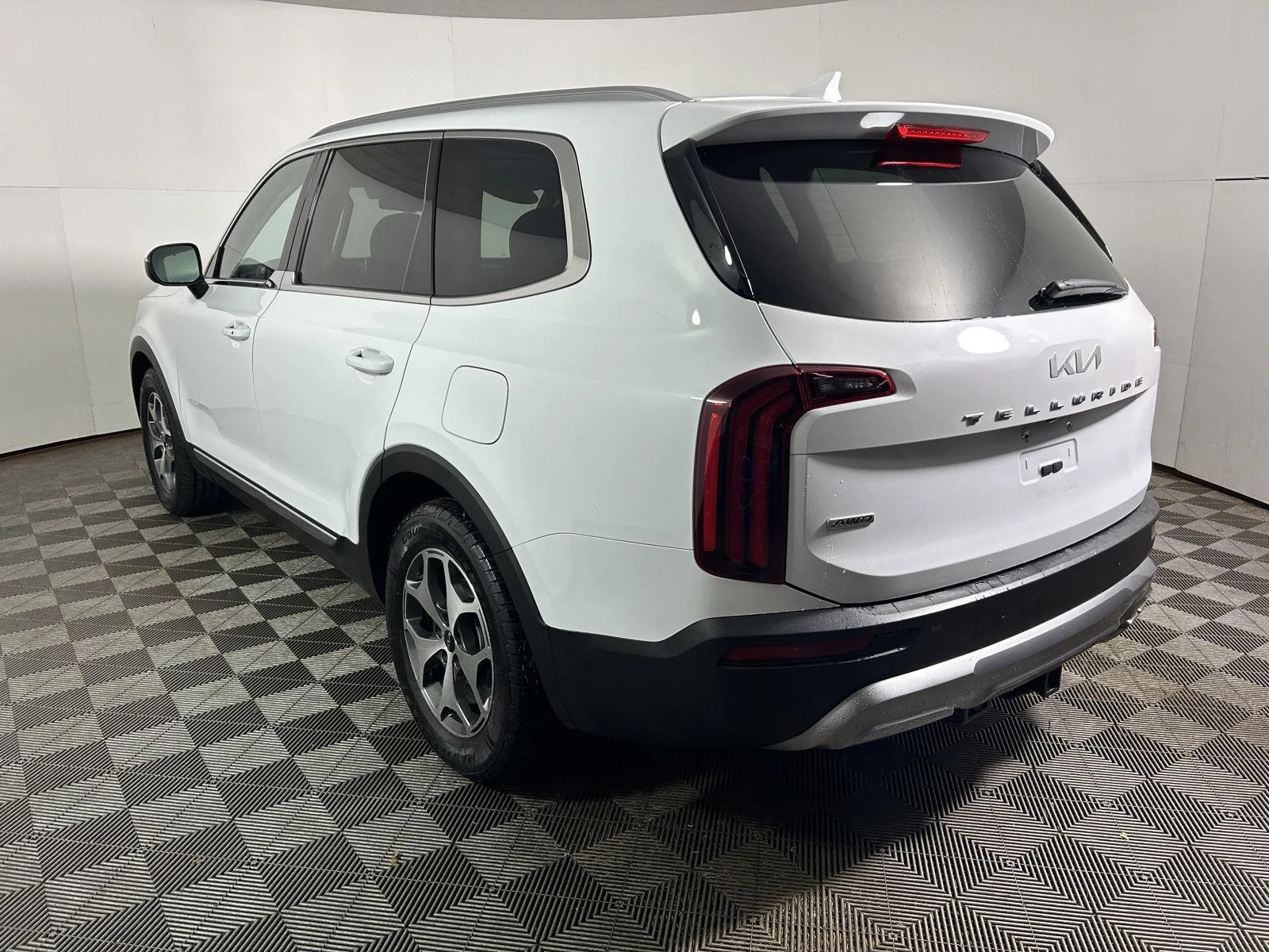 Used 2022 White Pearl Kia EX image 8