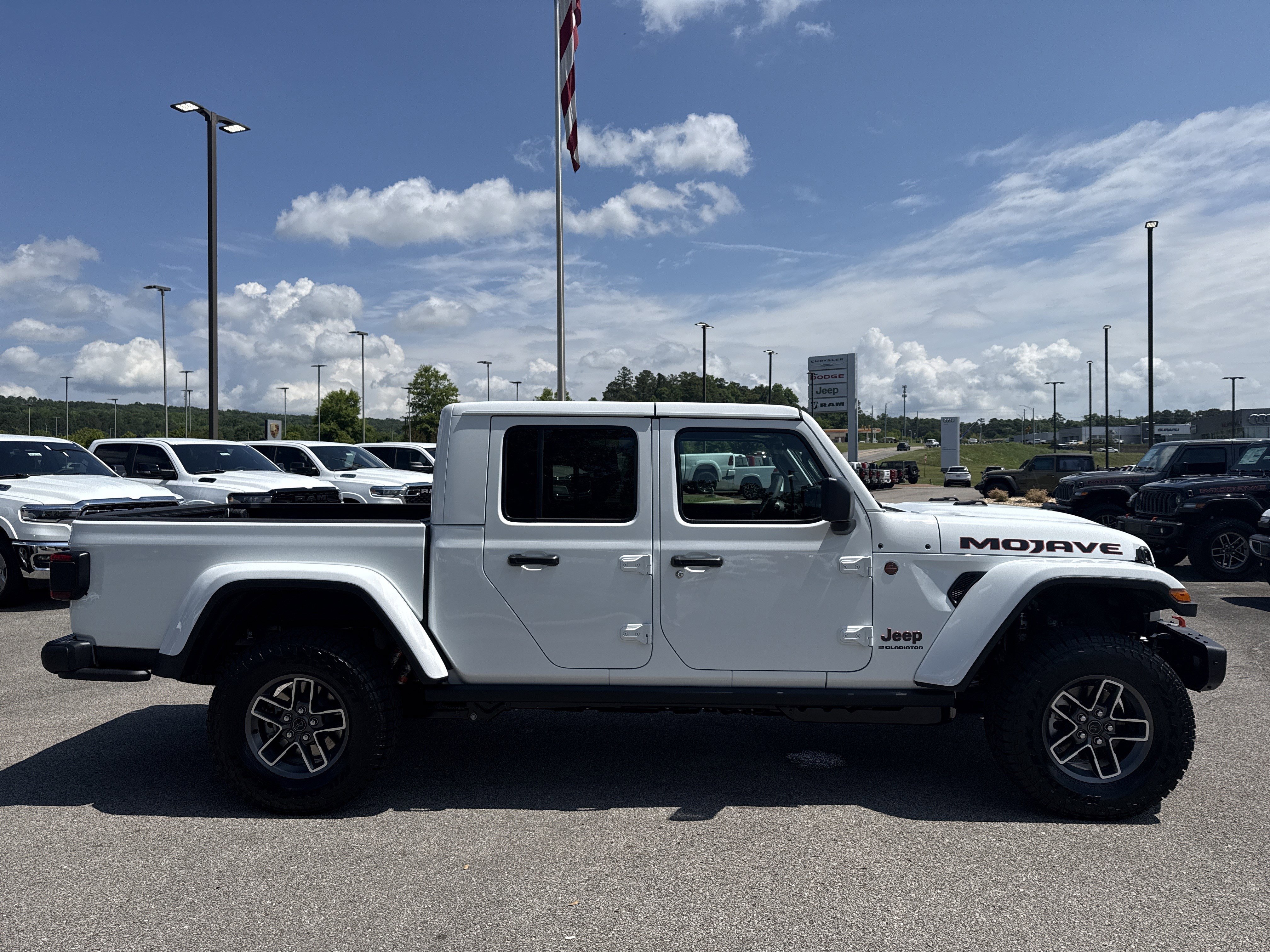New 2026 Bright White Clear-Coat Exterior Paint Jeep Mojave X image 8