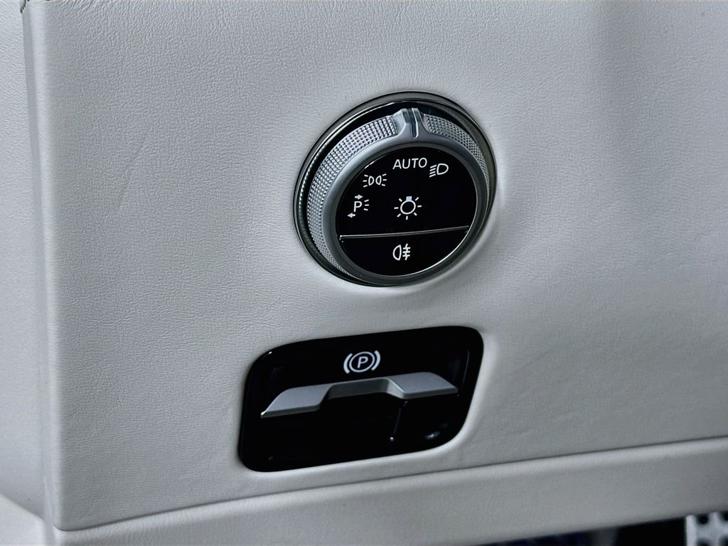 New 2027 MANUFAKTUR Moonlight White Metallic Mercedes-Benz SL 63 AMG® image 10