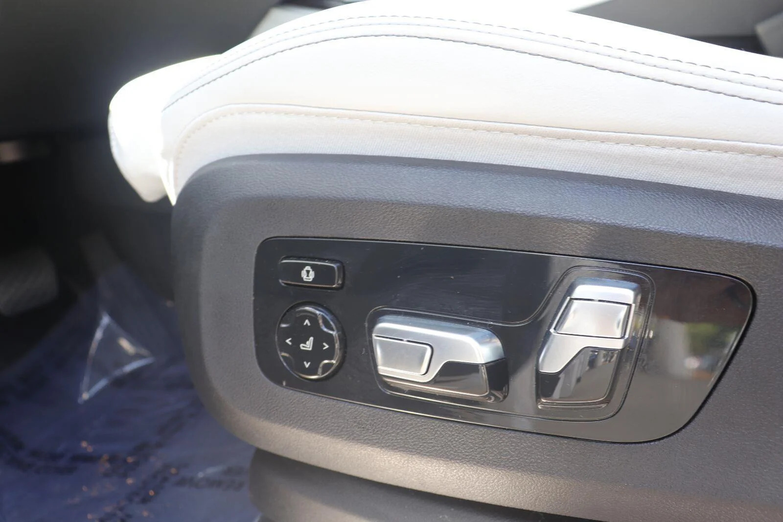 Used 2024 Alpine White BMW xDrive50e image 30