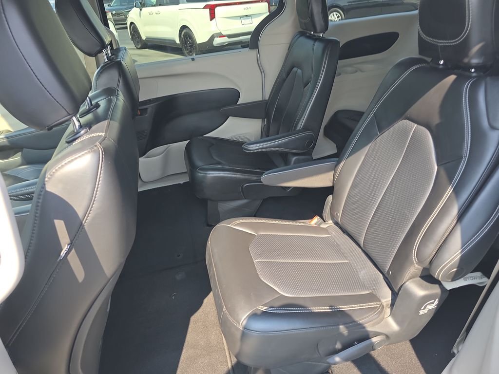 Used 2023 Silver Chrysler Touring L image 14