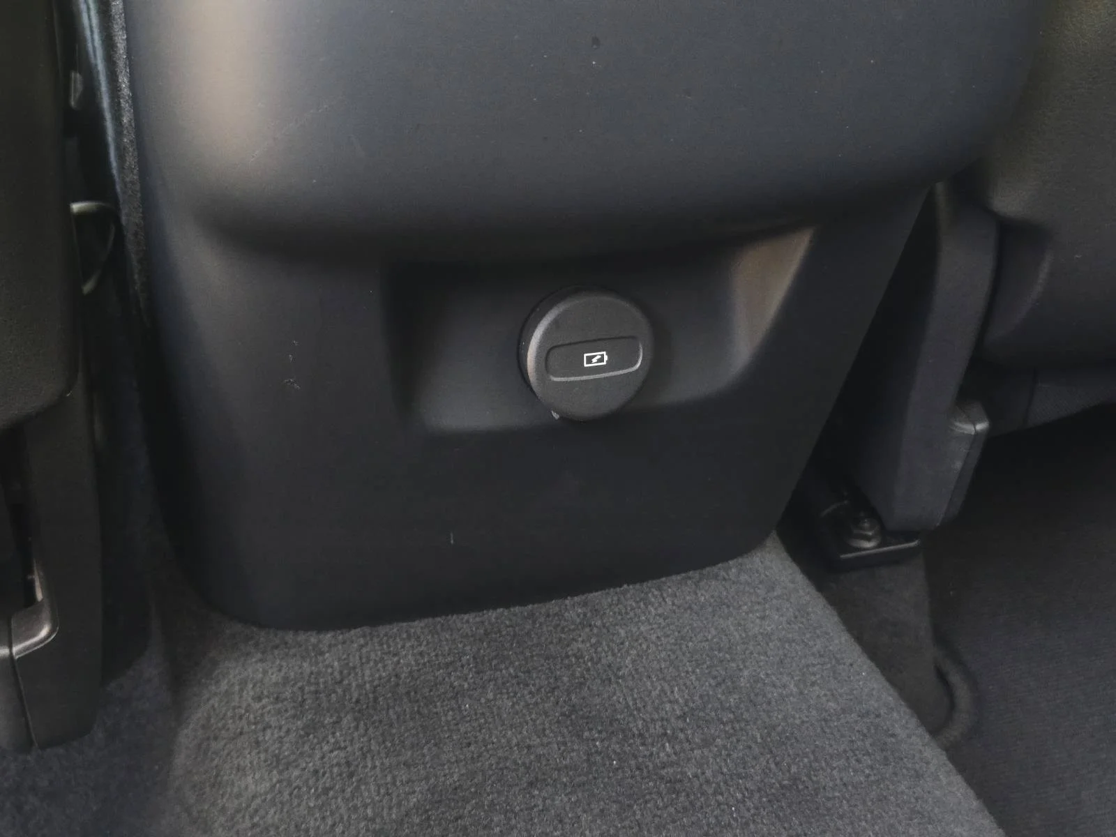 Used 2025 White Volvo Core image 32
