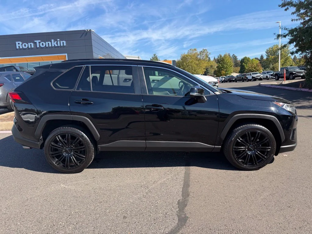 Used 2019 Midnight Black Metallic Toyota XLE Premium image 8