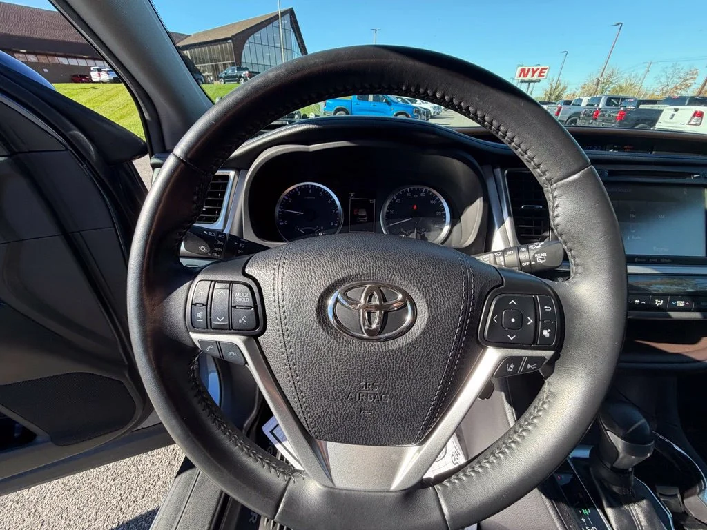 Used 2019 Blue Toyota LE Plus image 27