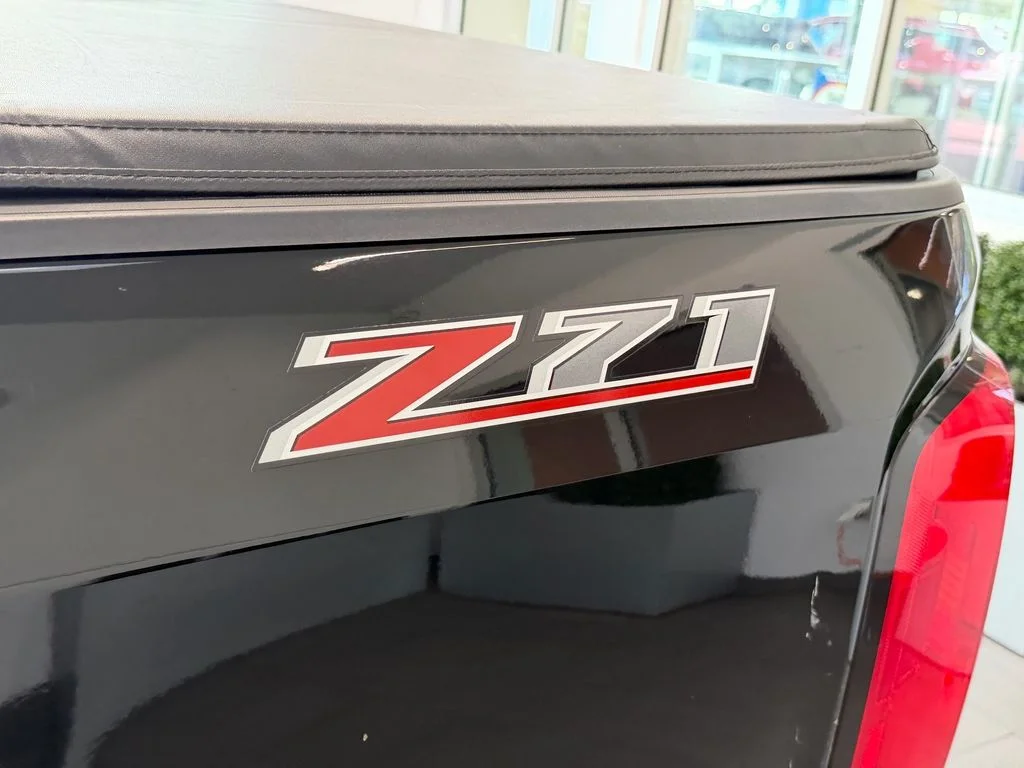 Used 2018 Black Chevrolet Z71 image 13