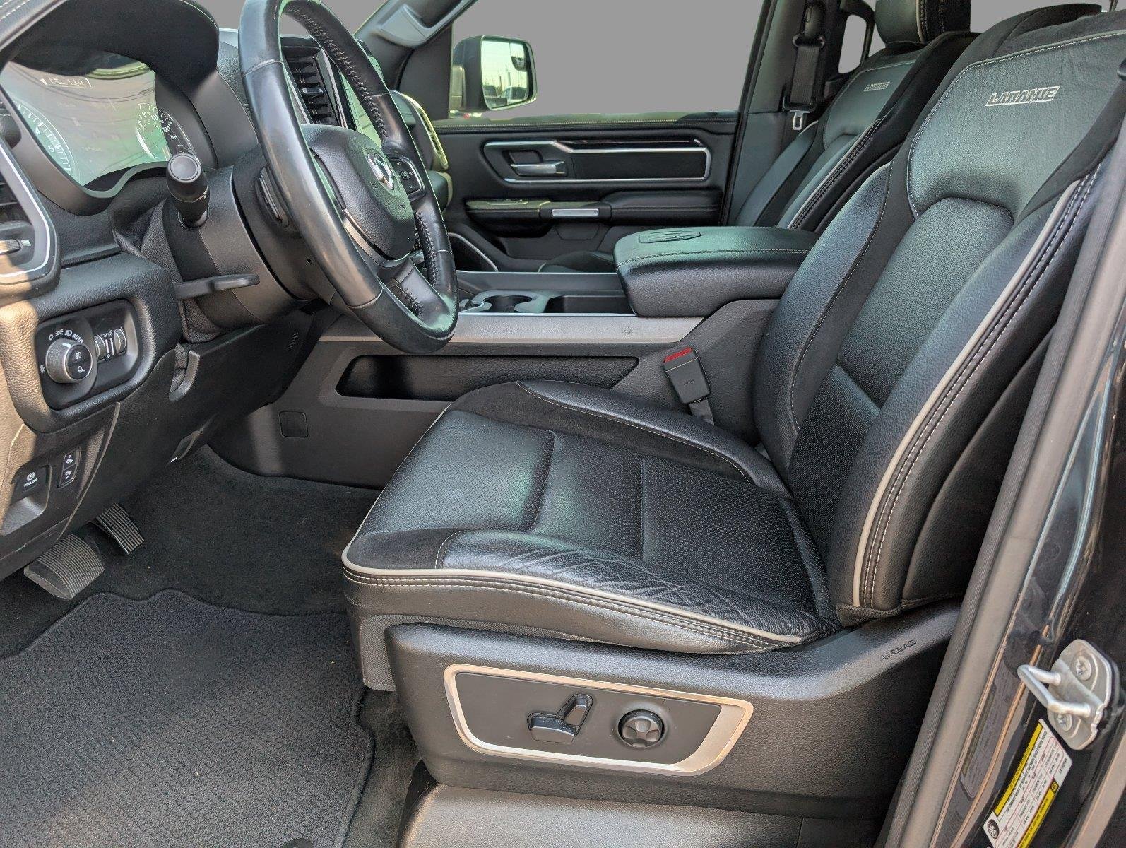 Used 2020 Diamond Black Crystal Pearlcoat Ram Laramie image 15
