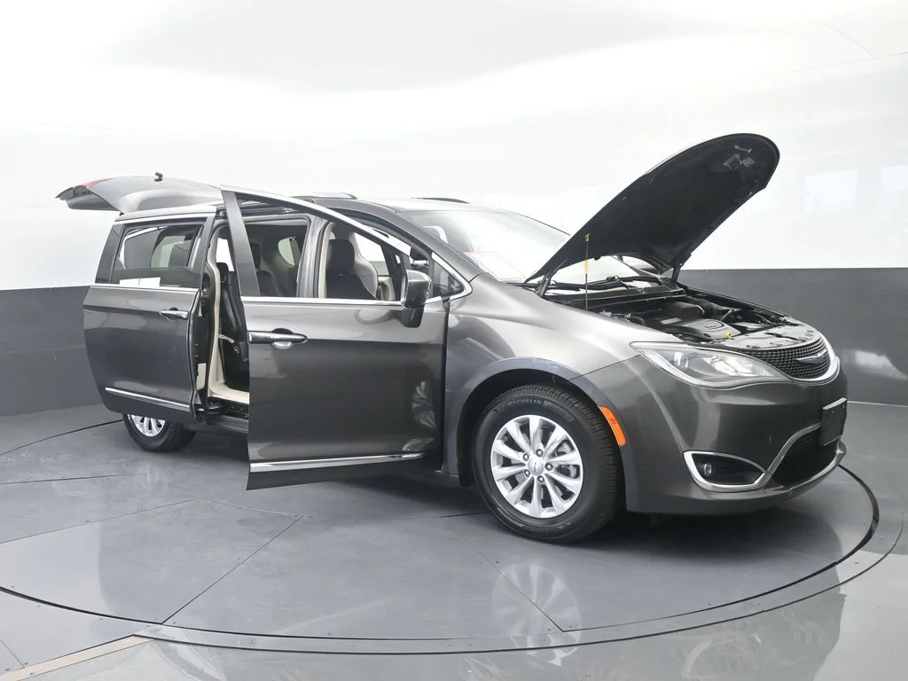 Used 2019 Granite Crystal Metallic Clearcoat Chrysler Touring L image 79