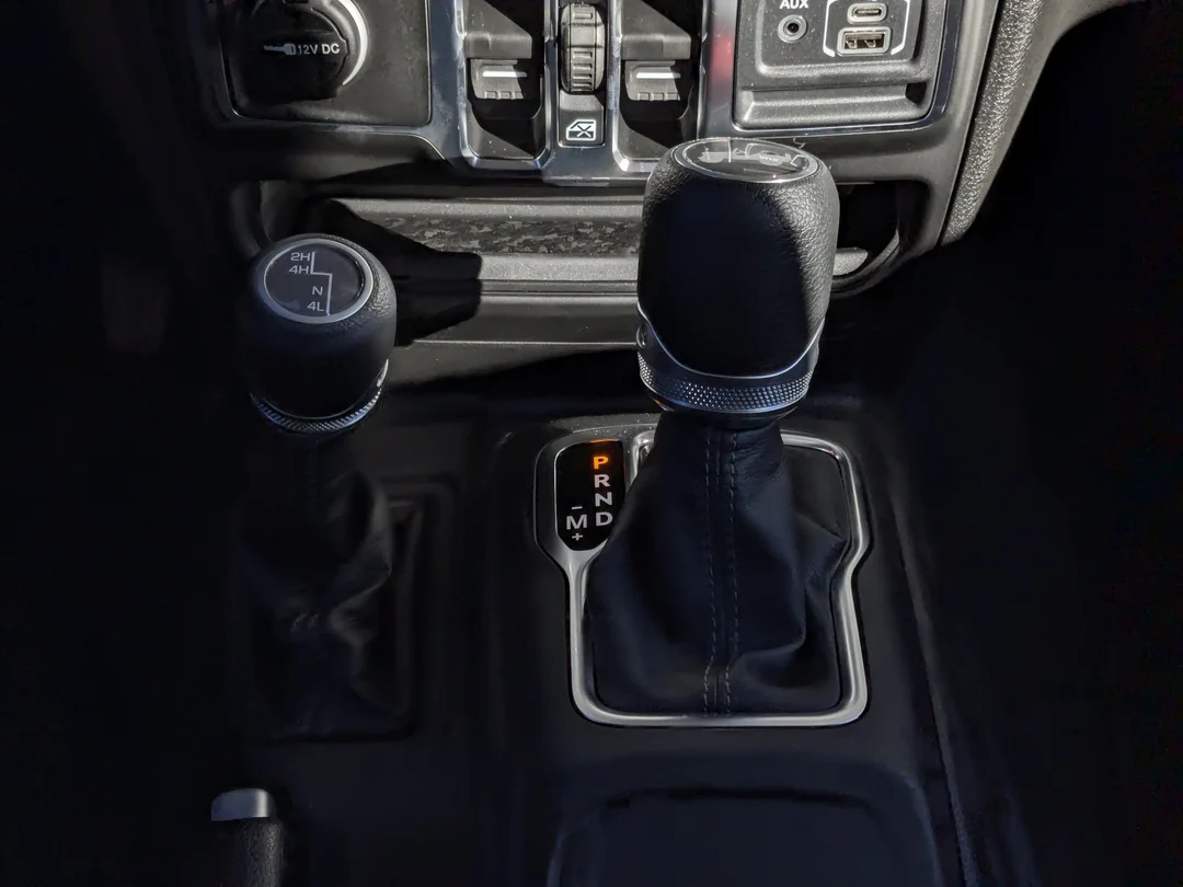 New 2025 White Jeep Sahara - - 4x4 - 12.3 inch display - Blind Spot Mon - Body Color 3 Piece HT - & More! image 21