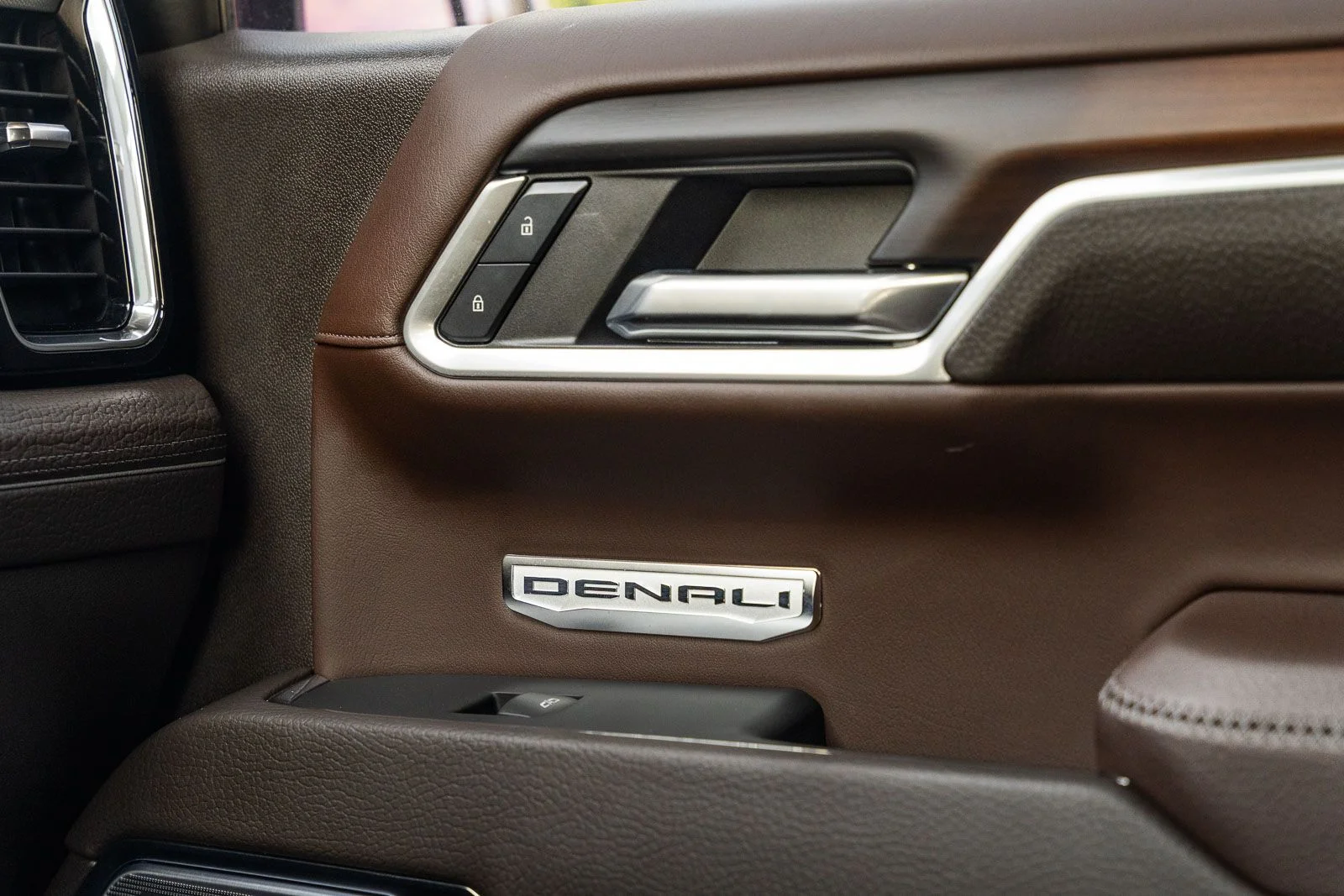 Used 2024 White GMC Denali image 31