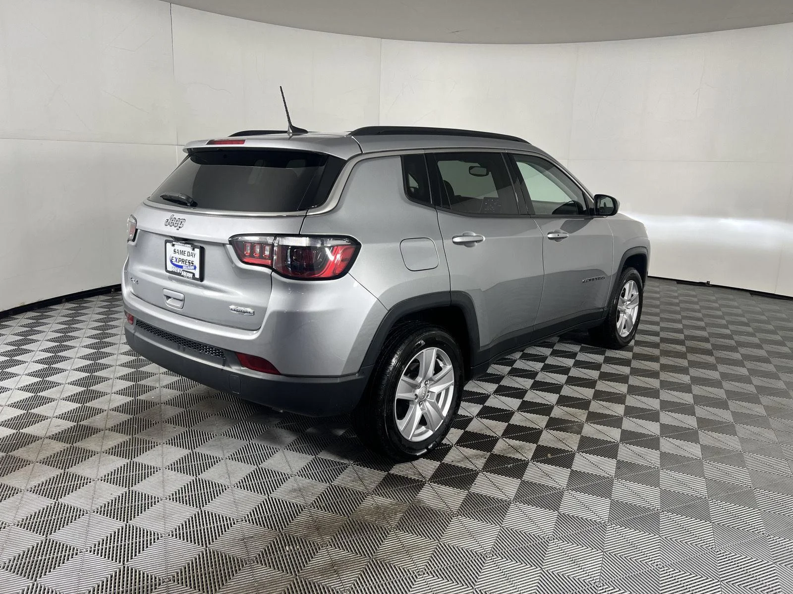 Used 2022 Billet Silver Metallic Clearco Jeep Latitude image 21