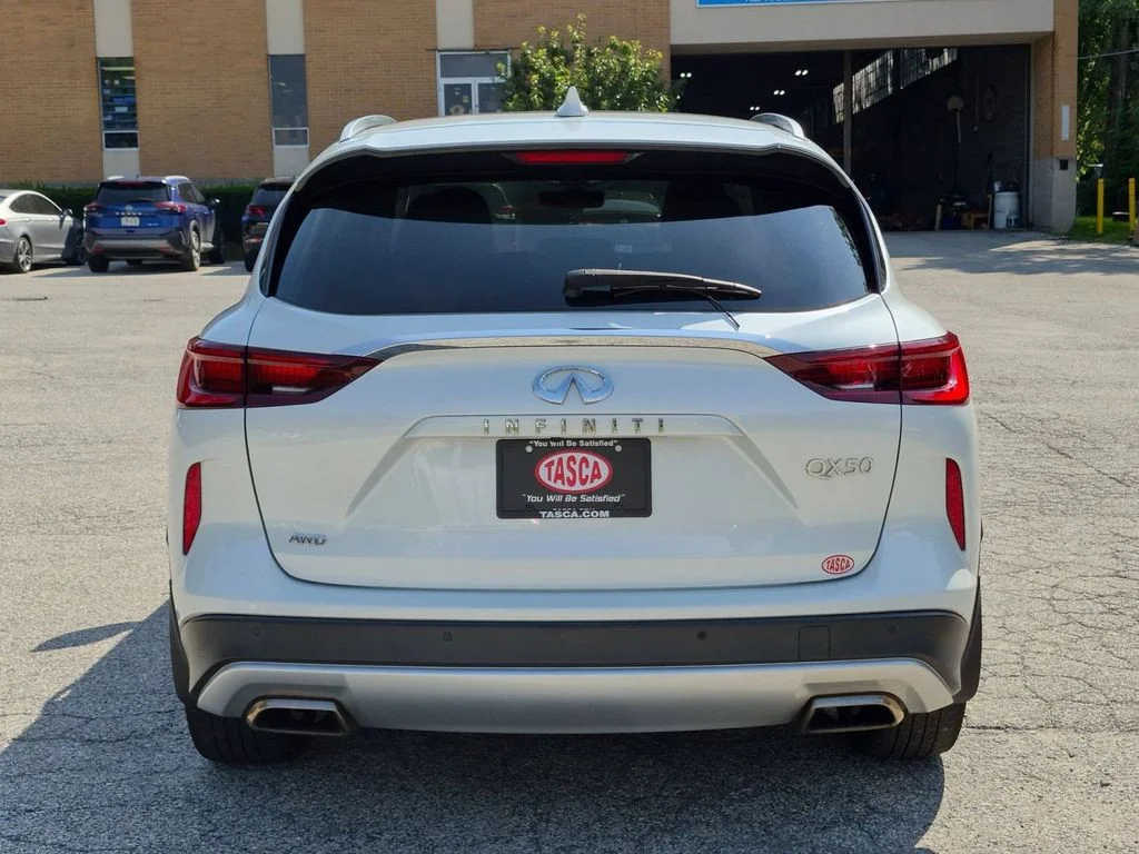 Used 2023 White INFINITI LUXE image 4