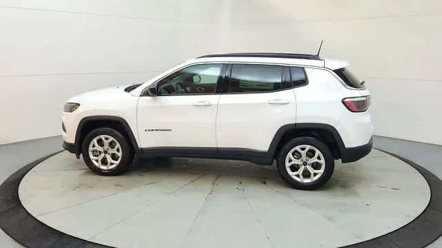 New 2026 Bright White Clear-Coat Exterior Paint Jeep Latitude image 6