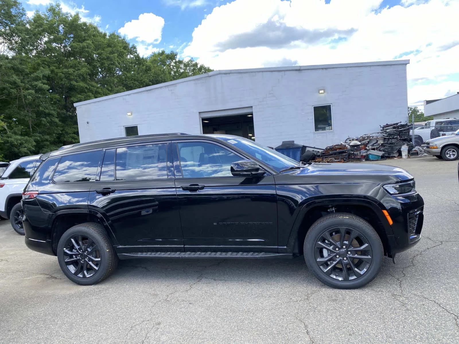 New 2026 Diamond Black Crystal Pearl-Coat Exterior Paint Jeep Limited Reserve image 2