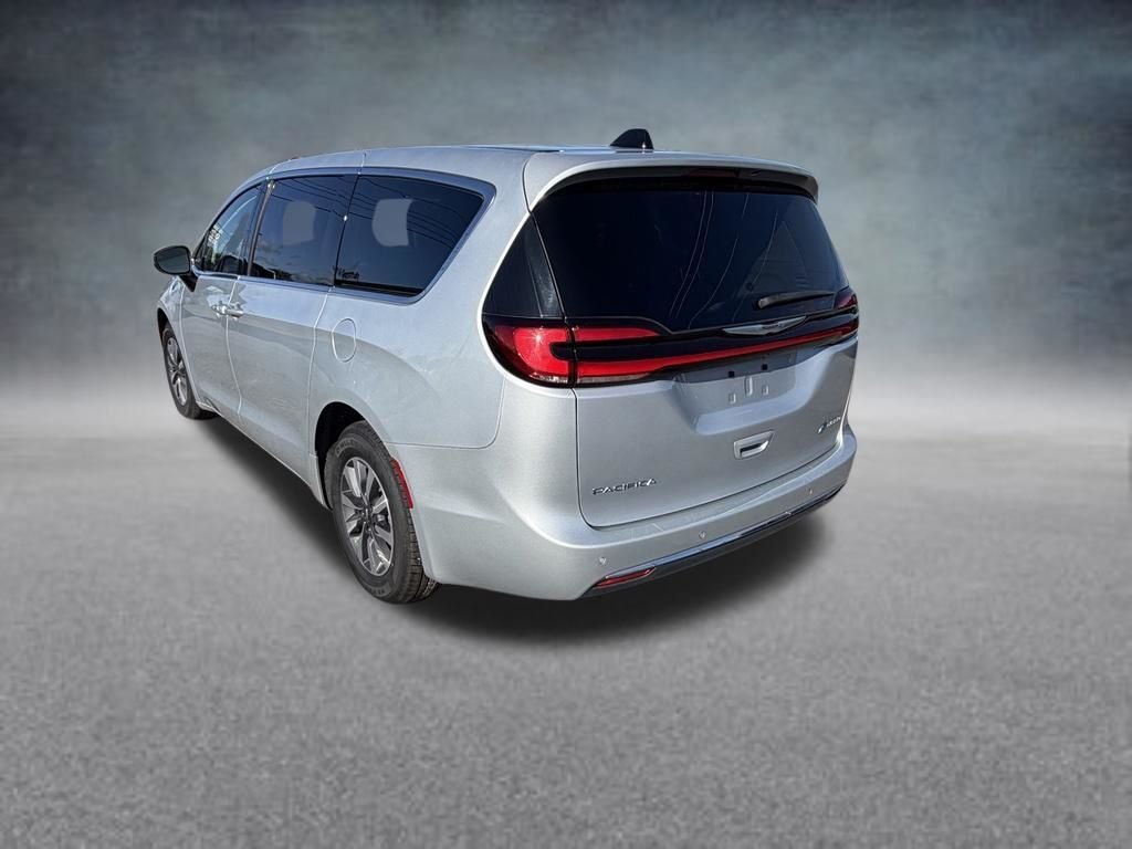 Used 2023 Silver Chrysler Touring L image 3