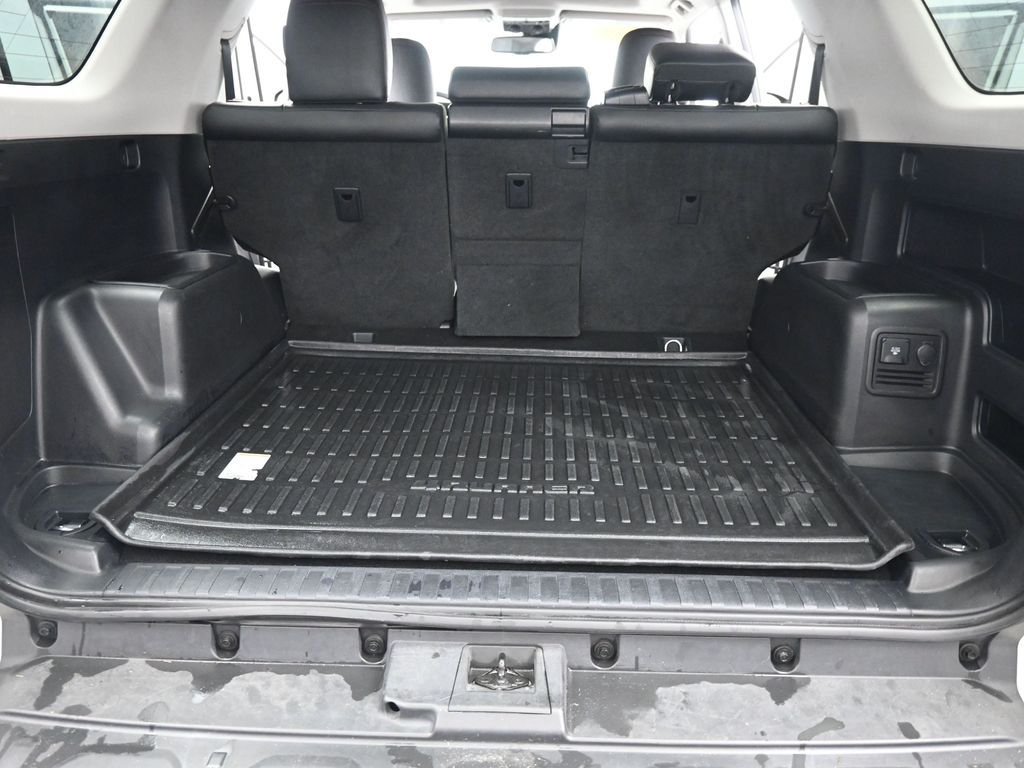 Used 2020 White Toyota Venture image 18