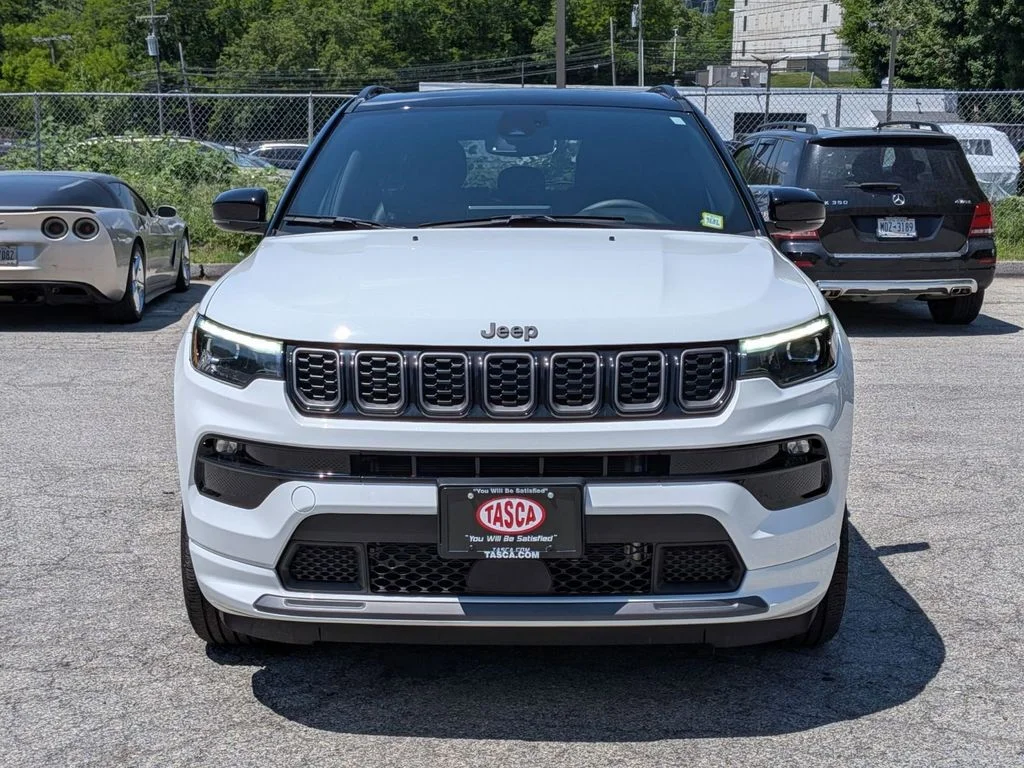 Used 2025 White Jeep Limited image 10