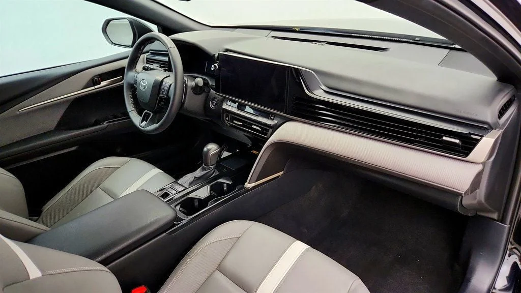 Used 2025 Midnight Black Metallic Toyota SE w/ Moonroof & Multimedia Upgrade Pkg image 24