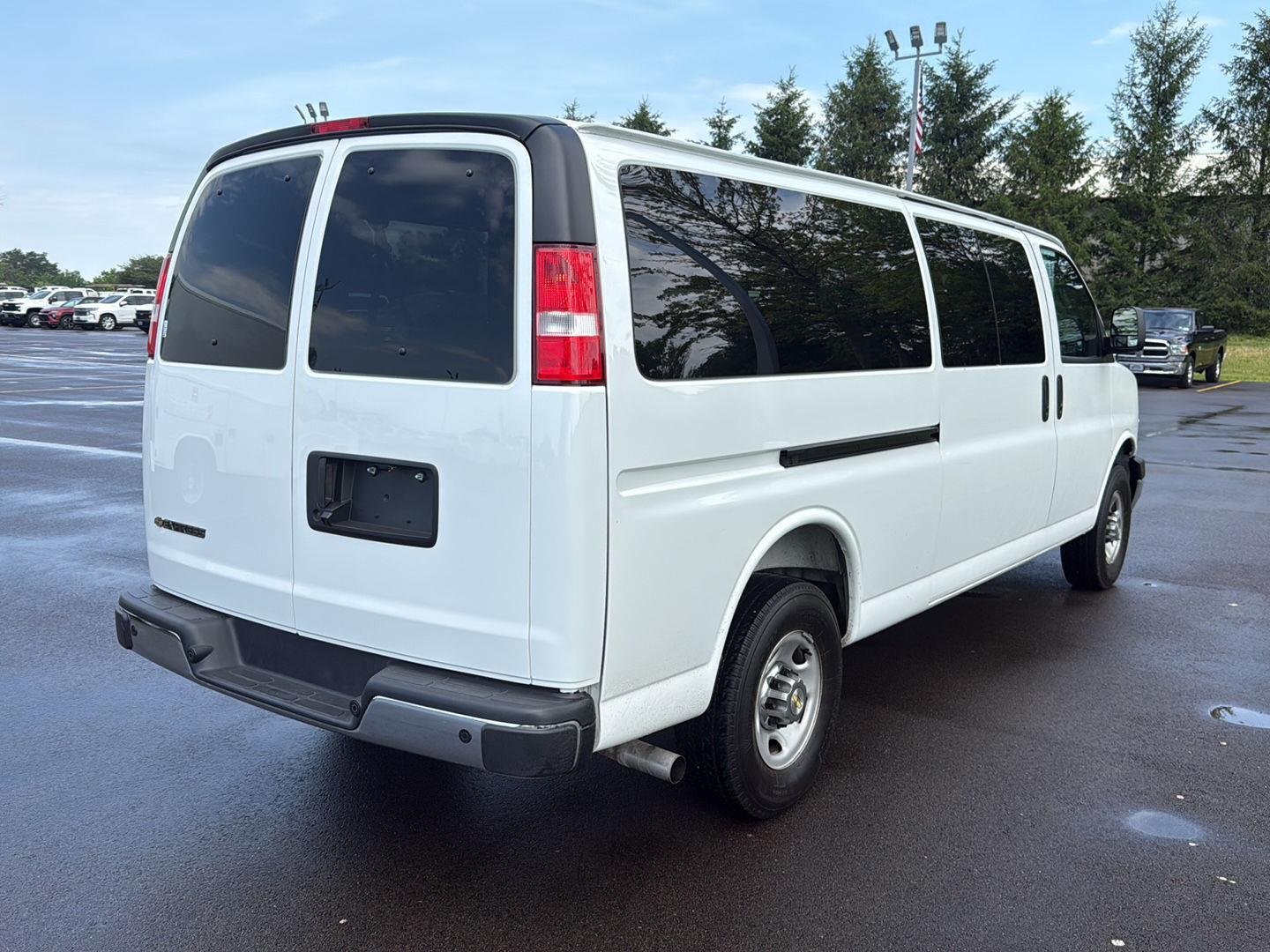 Used 2025 Summit White Chevrolet LT image 5