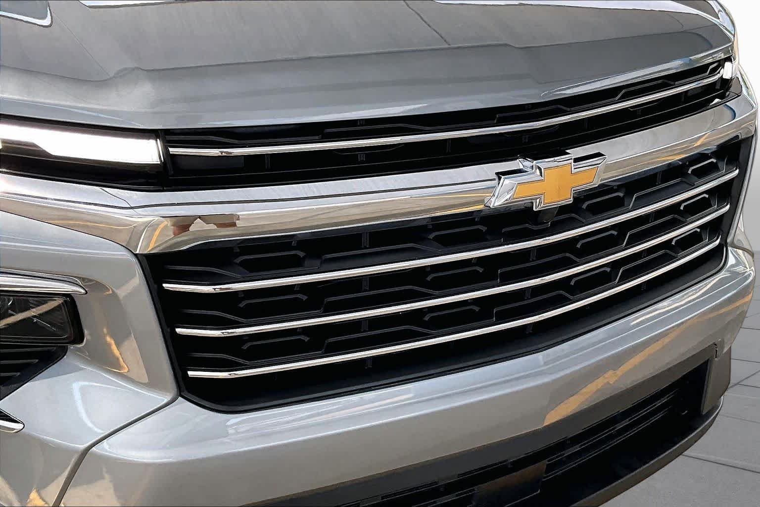 Used 2025 Sterling Gray Metallic Chevrolet FWD LT image 29