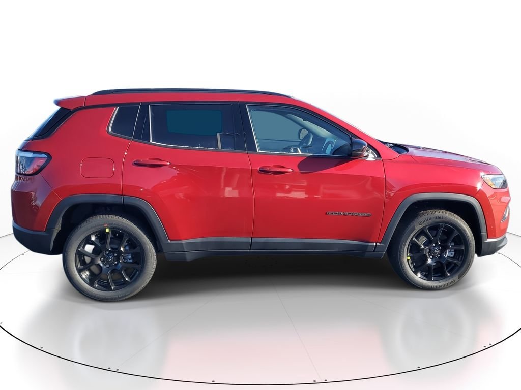 New 2026 Red Hot Pearl-Coat Exterior Paint Jeep Latitude image 4