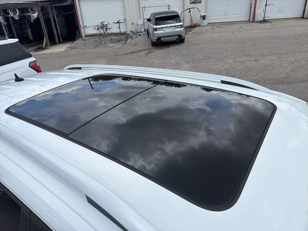 Used 2019 White Volkswagen 2.0T SE w/Technology image 5