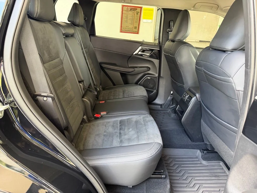 Used 2025 Black Mitsubishi SE image 27